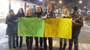 NOVINARI NE KLEČE