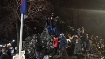 „Podrinske“ na licu mesta- protest u Beogradu (fotografije i snimci sa lokacije između glavne pošte i Skupštine Srbije)