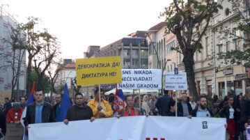 „Čijim parama plaćate SNS autobuse“